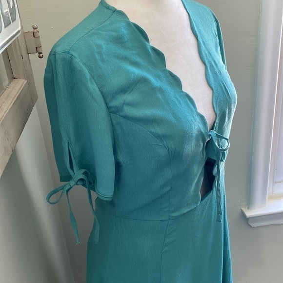 LUSH Peek A Boo Keyhole Dress NWT - Picture 3 of 10